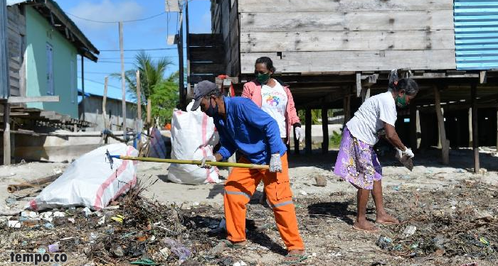 KKP Kumpulkan Ratusan Kilo Sampah Laut di Dobo