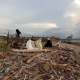 Anak-anak Muda Palu Bersih-bersih Sampah di Pantai Tondo