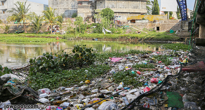 Pasang Jaring Saja Belum Bisa Atasi Sampah di Sungai Jangkuk Mataram