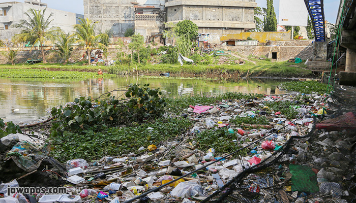 Pasang Jaring Saja Belum Bisa Atasi Sampah di Sungai Jangkuk Mataram